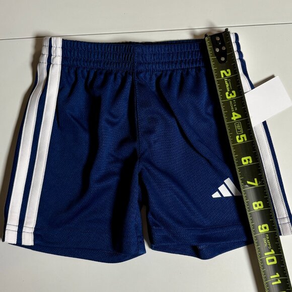 Adidas Kids Size 2T White Graphic Tee & 3-Stripes Short 2-Piece Set Boys OFFERSβ
- Picture 13 of 13
